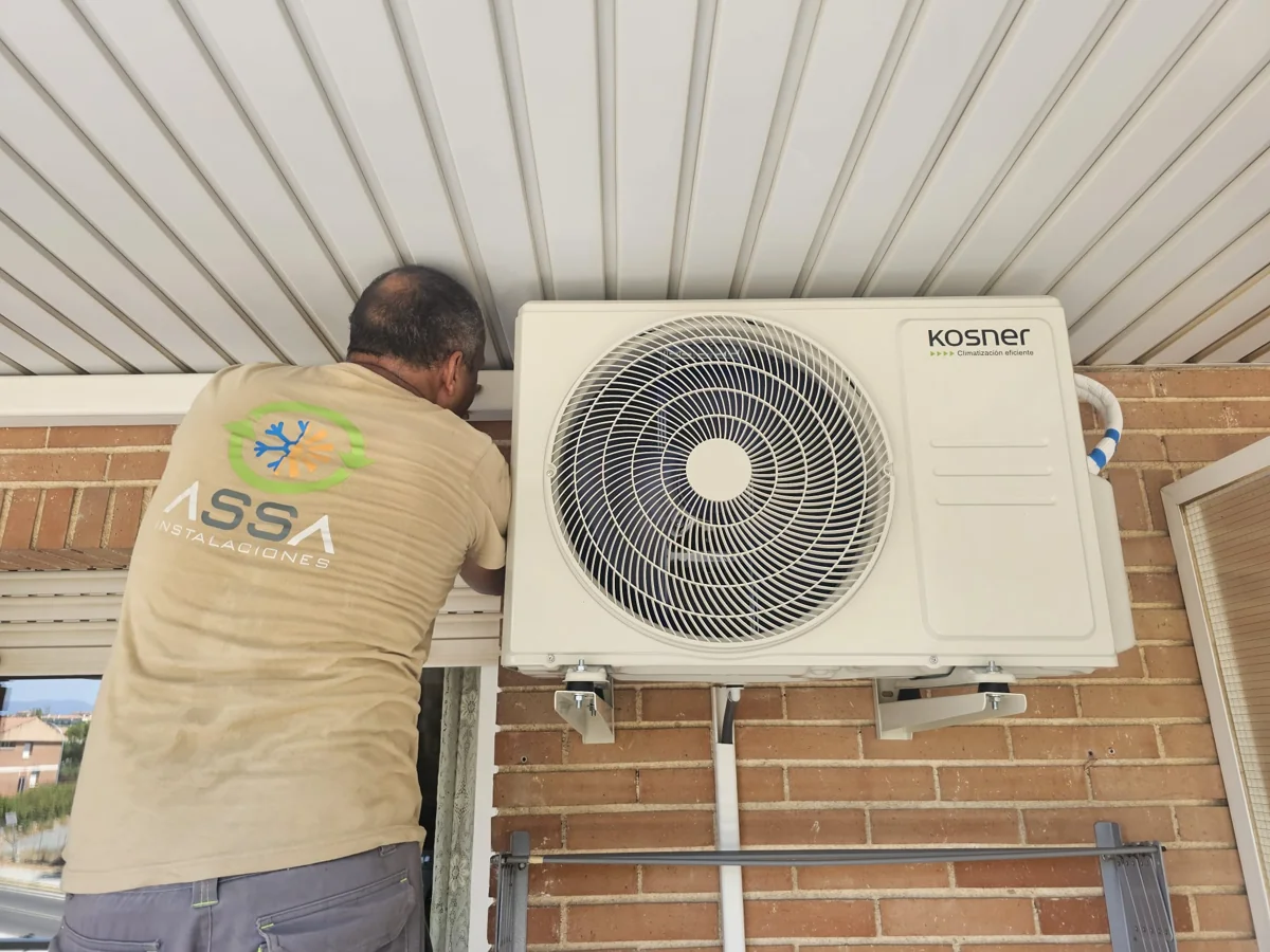 Montaje de aire acondicionado por el equipo de ASSA