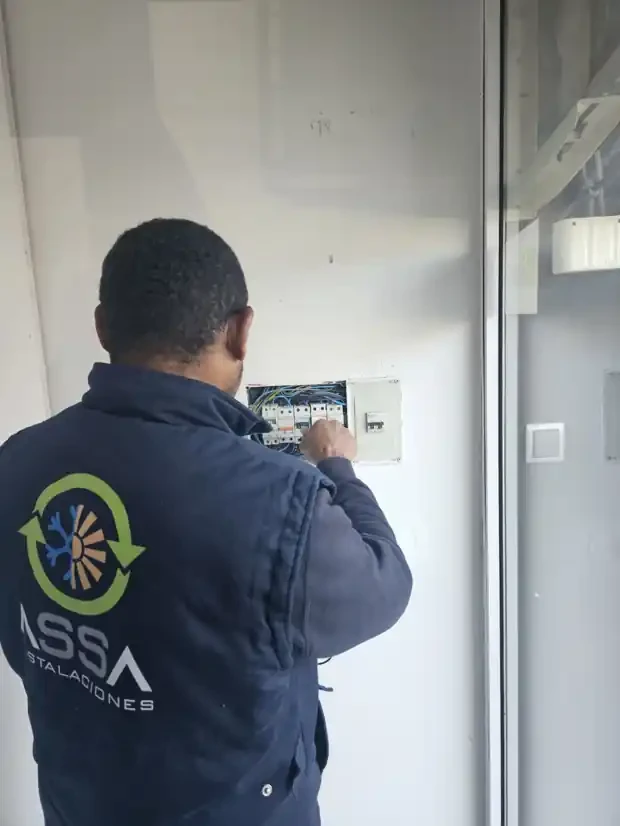 El equipo de ASSA trabajando en un cuadro eléctrico